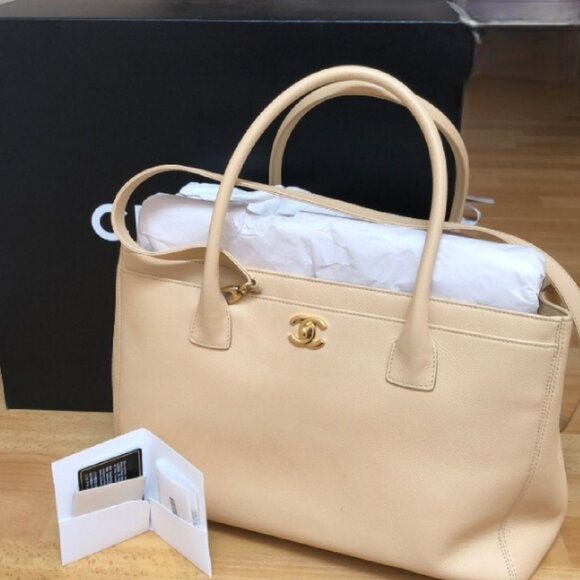 CHANEL Set Beige Tote and Insert - Picture 14 of 15